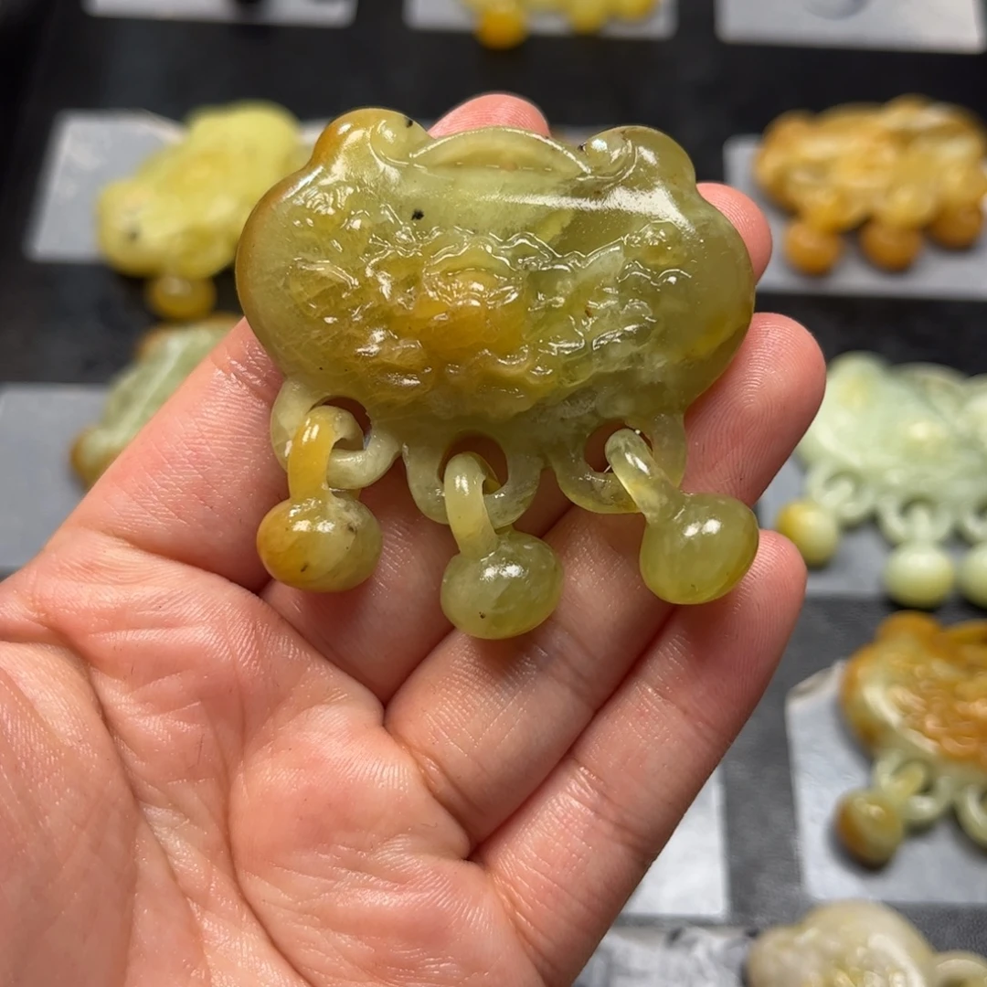 恩***惠未镶嵌蛇纹石玉颈饰