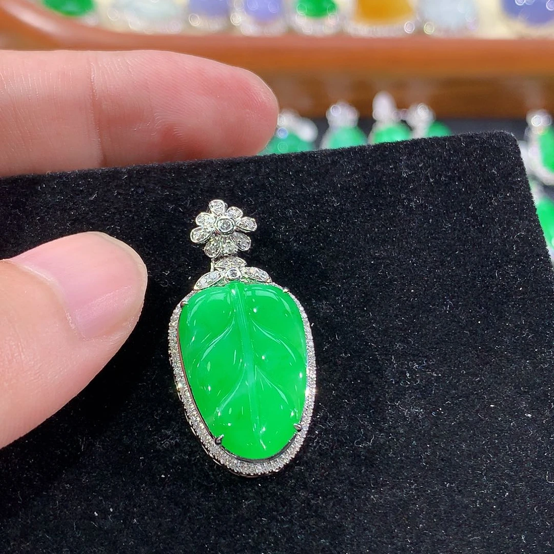 翡翠18K金镶嵌颈饰