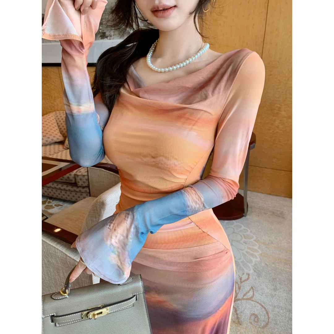 2025春装新款落日扎染印花荡领连衣裙女气质修身收腰显瘦度假长裙