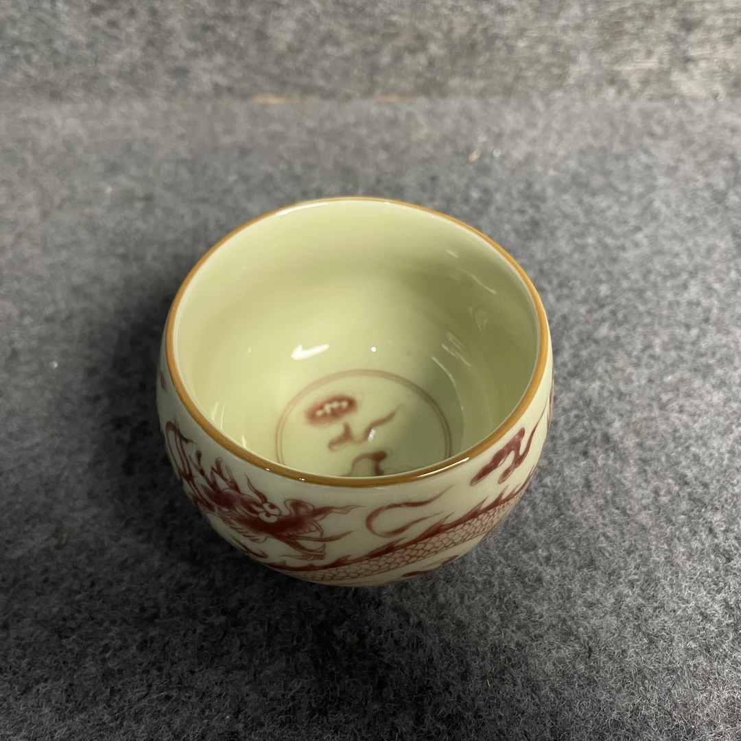景德镇红色圆口龙纹主人杯