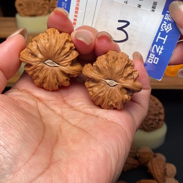 文玩核桃吊坠38白狮子