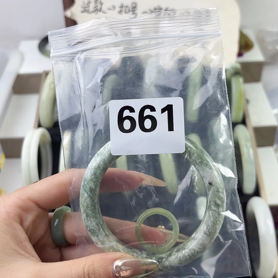 蛇纹石玉手镯未镶嵌仙****?