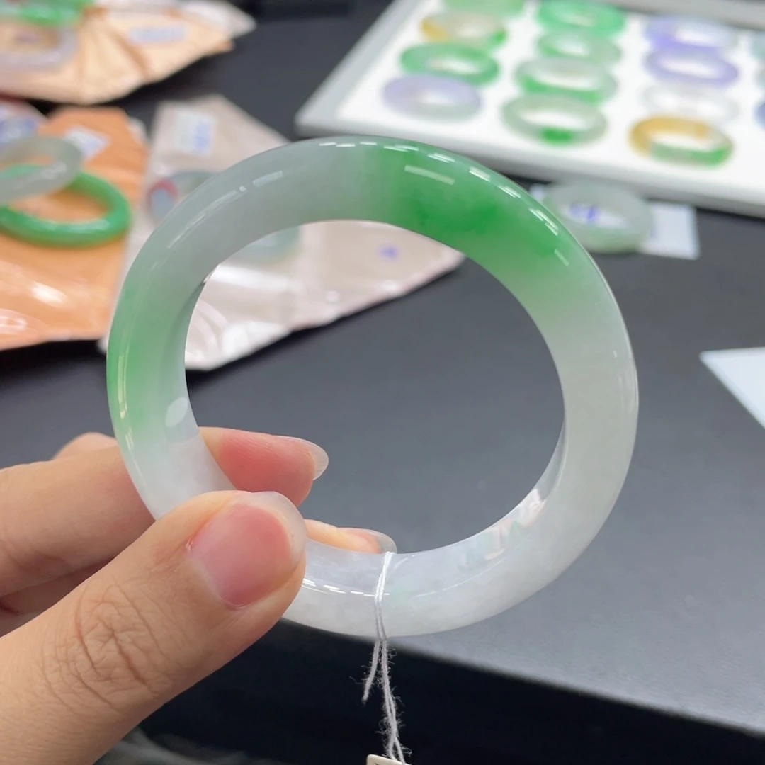 翡翠手镯未镶嵌翡翠