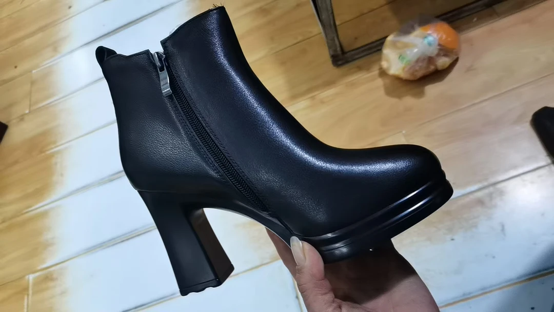 厚底防水冬欧美风高跟秋冬粗跟短靴黑色女靴百搭圆头冬季气质时尚