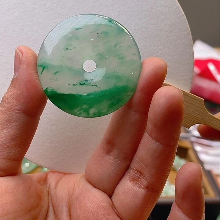 石英质玉挂件未镶嵌大**?