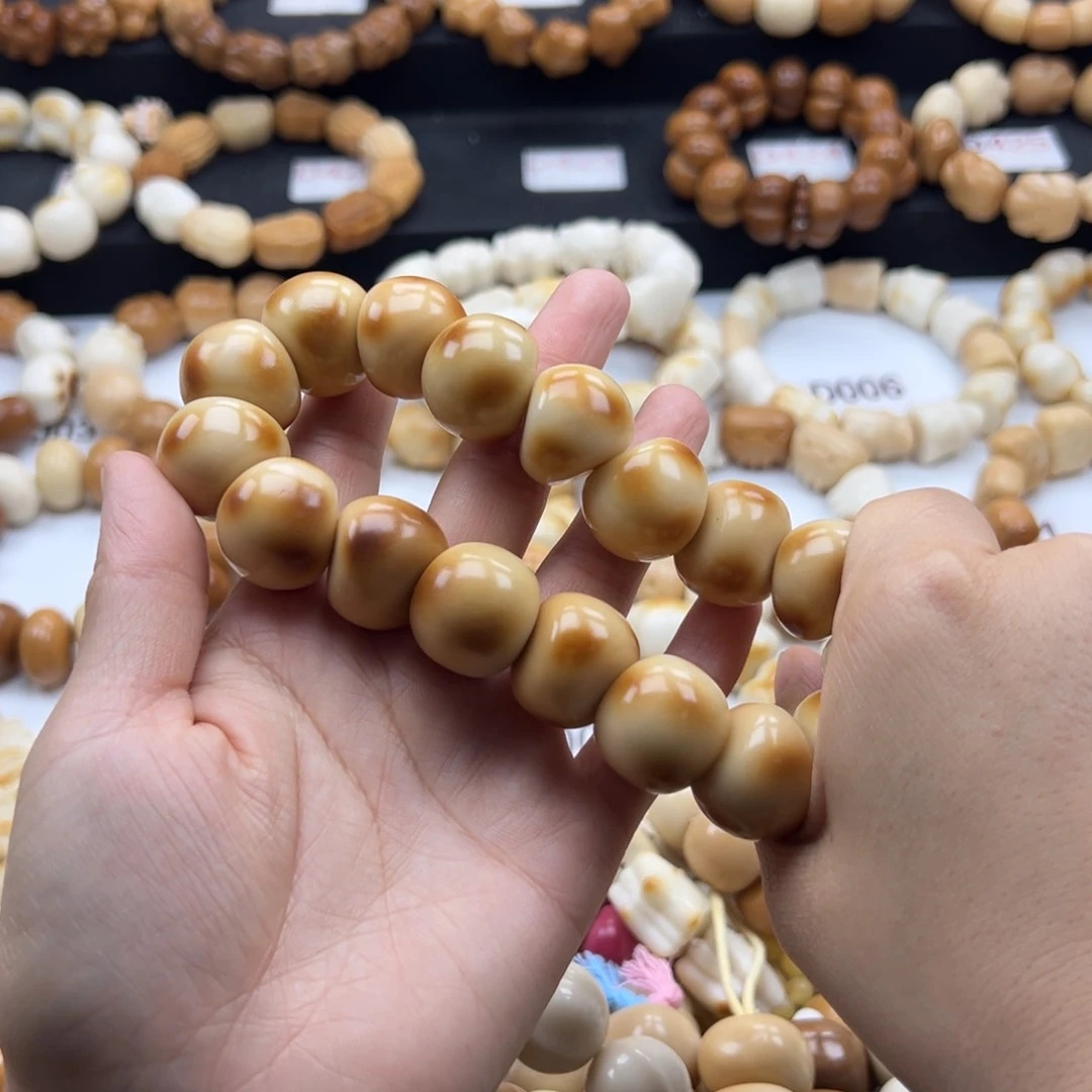 吊坠白玉菩提奶茶色虎皮2122