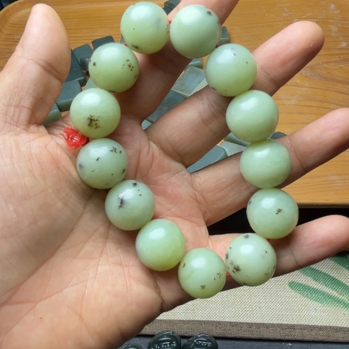 和田玉未镶嵌珠宝半成品有包容