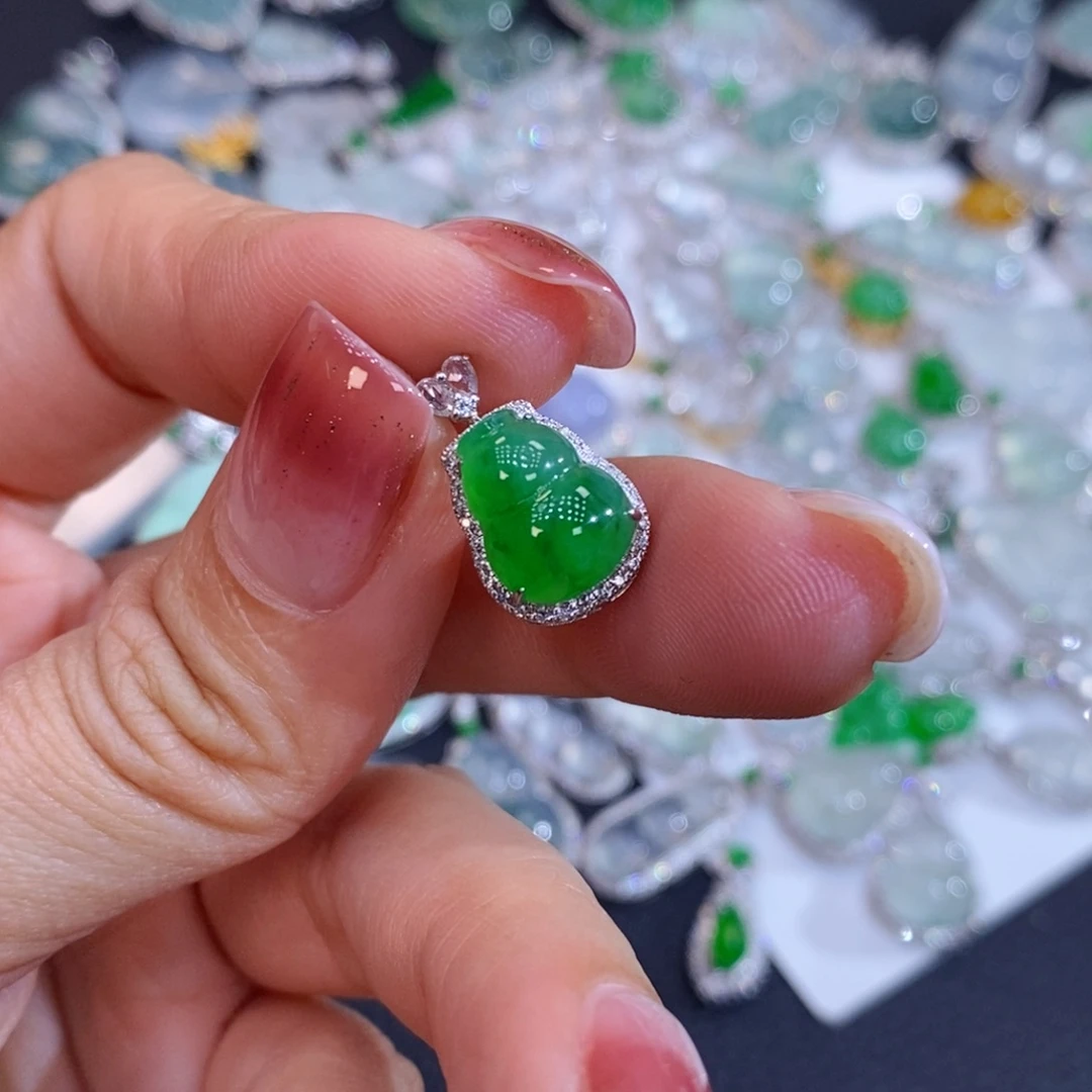 翡翠18K金镶嵌颈饰