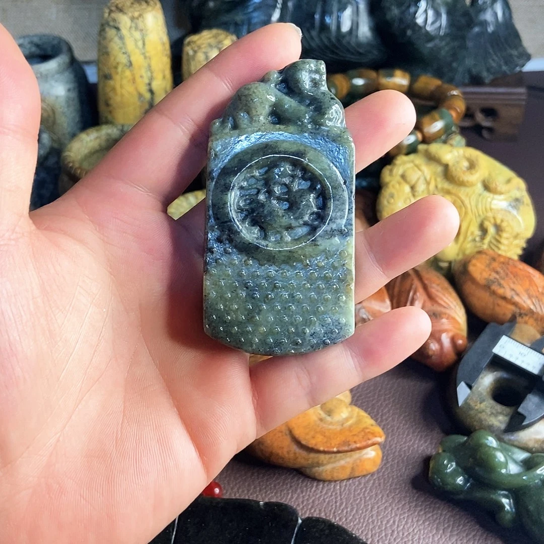 未镶嵌岫岩河磨玉（透闪石质玉）挂件