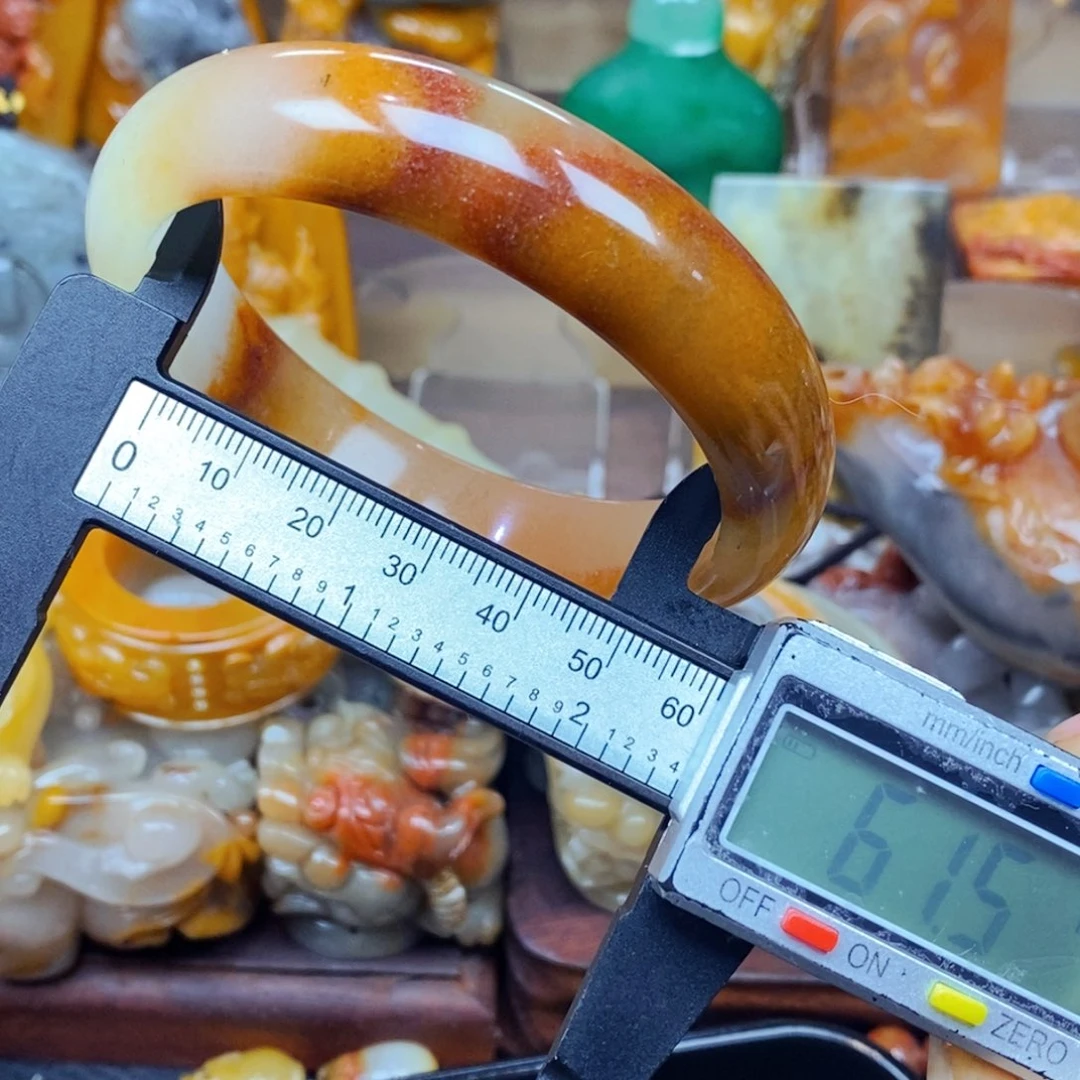 未镶嵌石英质玉（黄龙玉）颈饰