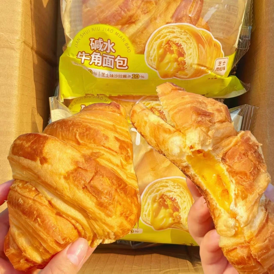 布鲁托碱水牛角包肉松芝士沙拉酱夹心学生早餐好吃休闲小零食糕点