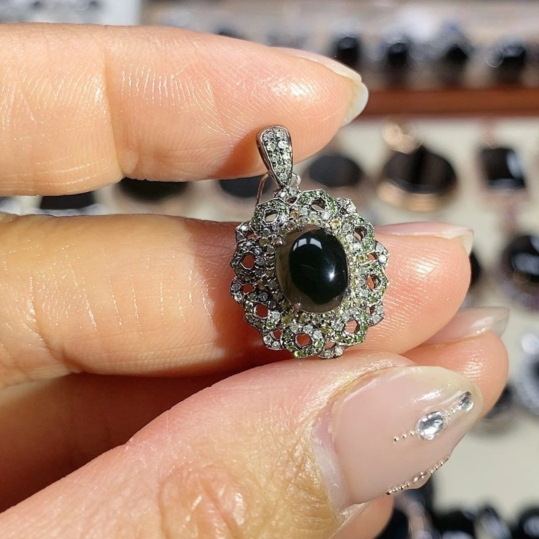 翡翠颈饰18K金镶嵌墨翠吊坠