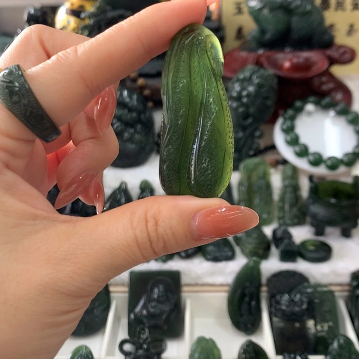 宝***士蛇纹石玉未镶嵌颈饰