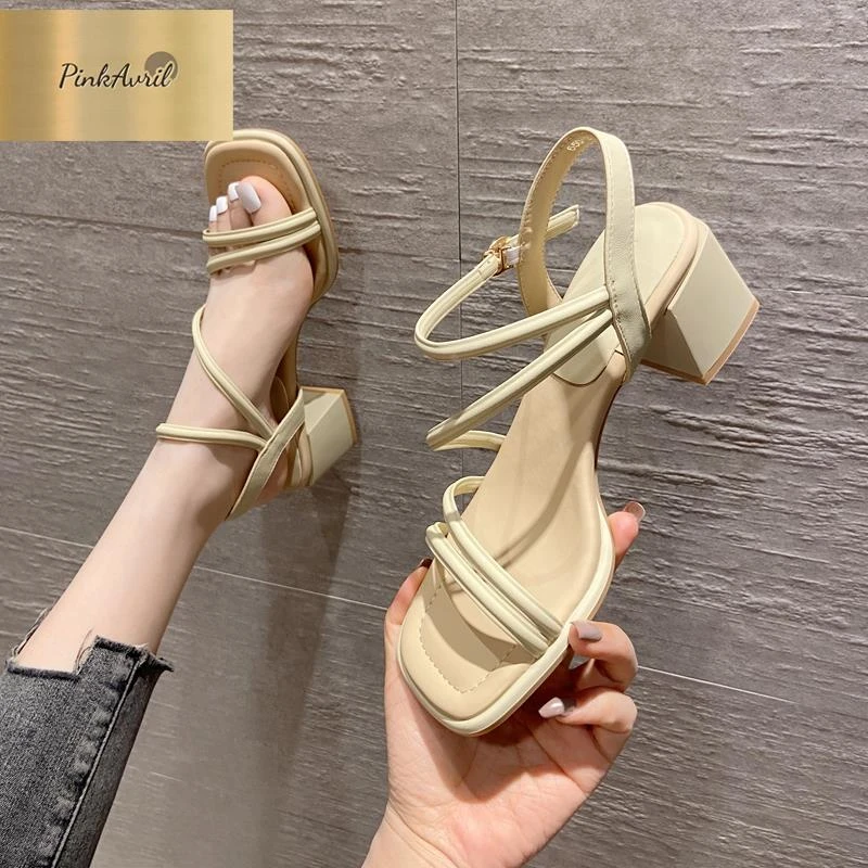 PinkAvril显白一字扣带凉鞋2025夏季韩版新款粗跟露趾粗跟鞋气质
