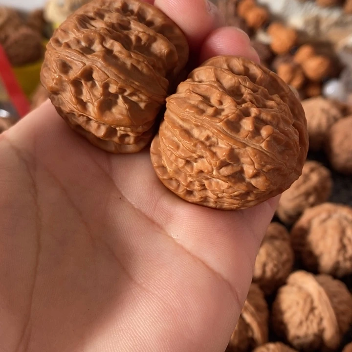 吊坠文玩核桃随*.老树白狮子文玩核桃