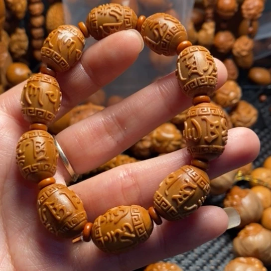 橄榄核吊坠六字真言