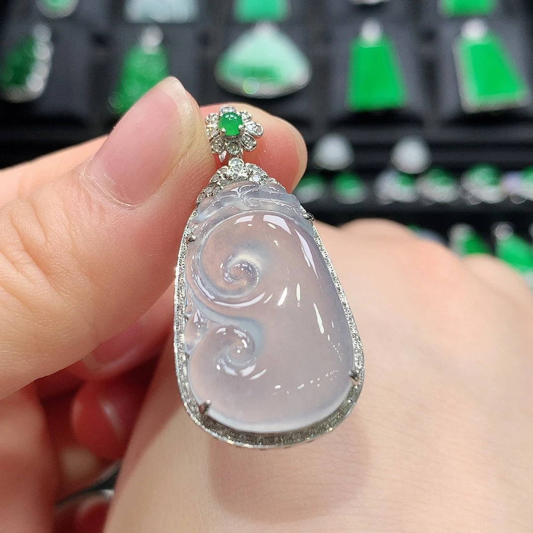 翡翠18K金镶嵌颈饰如意。