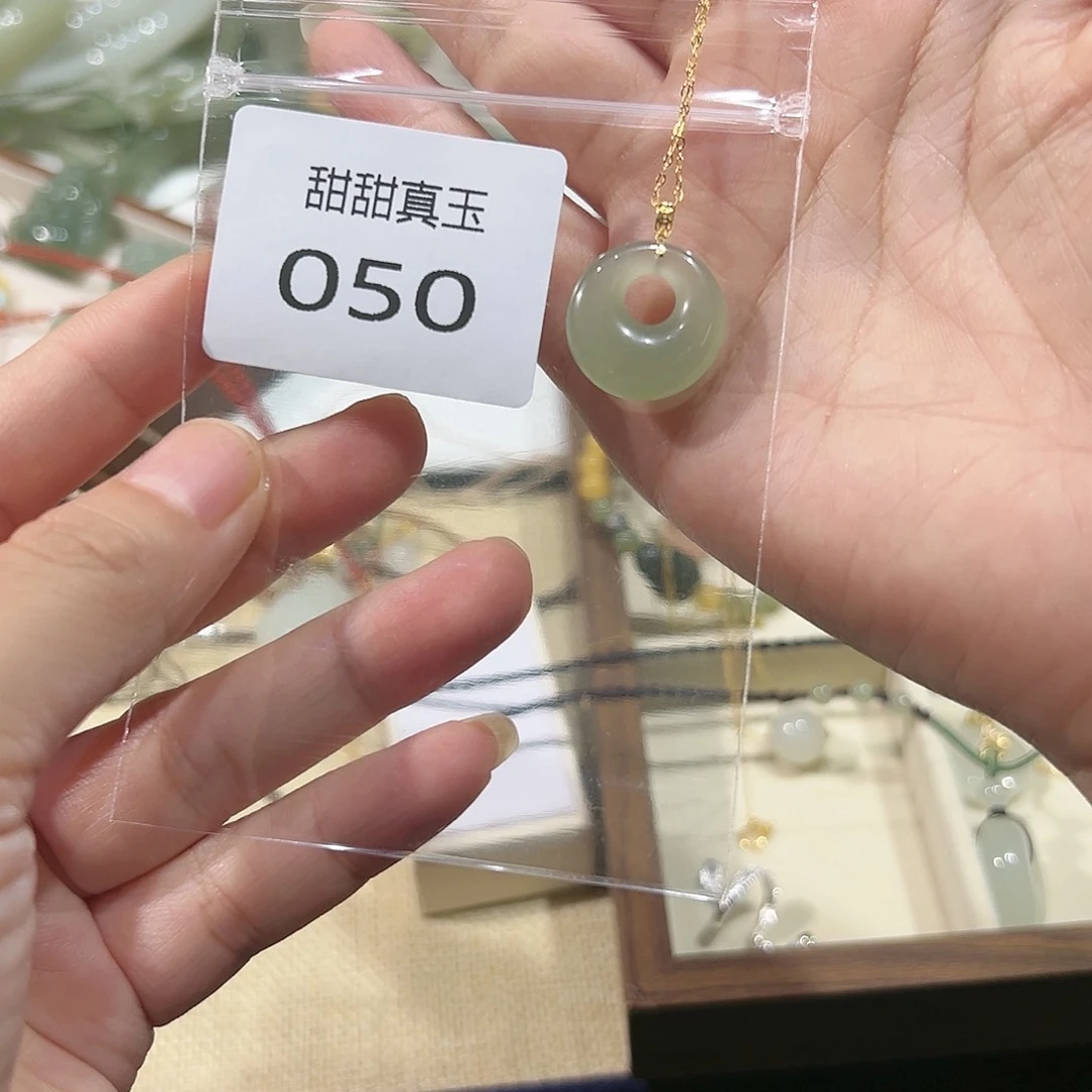 和田玉18K金镶嵌颈饰兔***弯