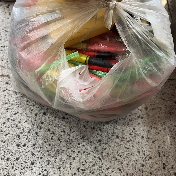 如图所示一堆东西不知道好坏不退不换