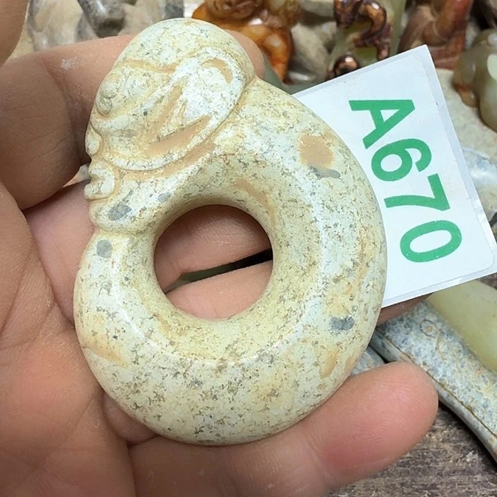 蛇纹石玉颈饰未镶嵌