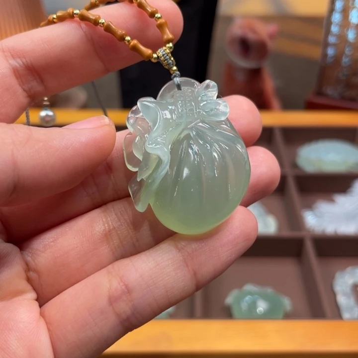 蛇纹石玉未镶嵌颈饰