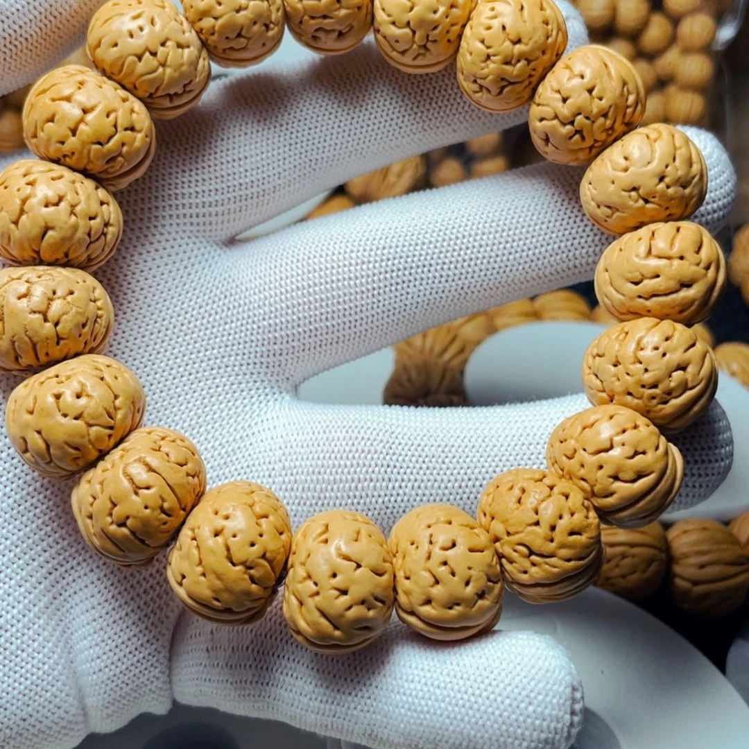 太***入桃木纽扣桃核，皮质好，密度大