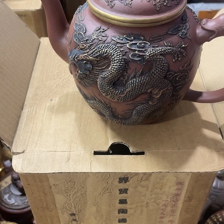 听***影茶壶紫砂矿泥料手工制作的一把紫砂壶。