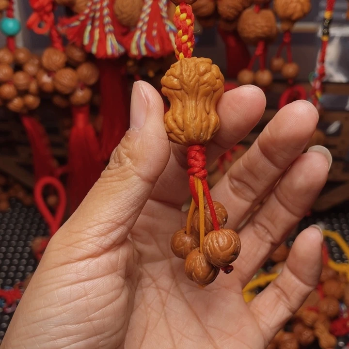 木质类龙纹桃枭挂件