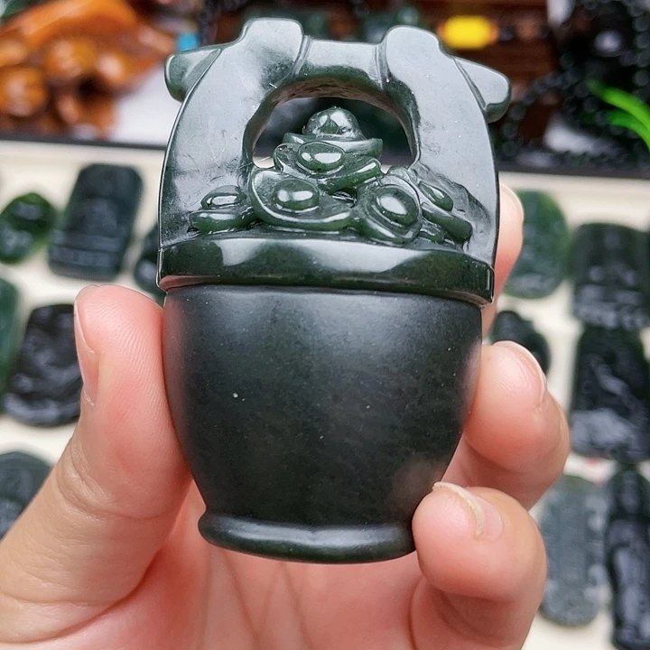 蛇纹石玉未镶嵌挂件泰山玉一桶金