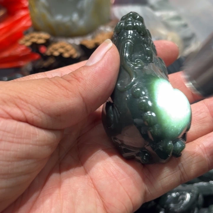 和田玉未镶嵌把件