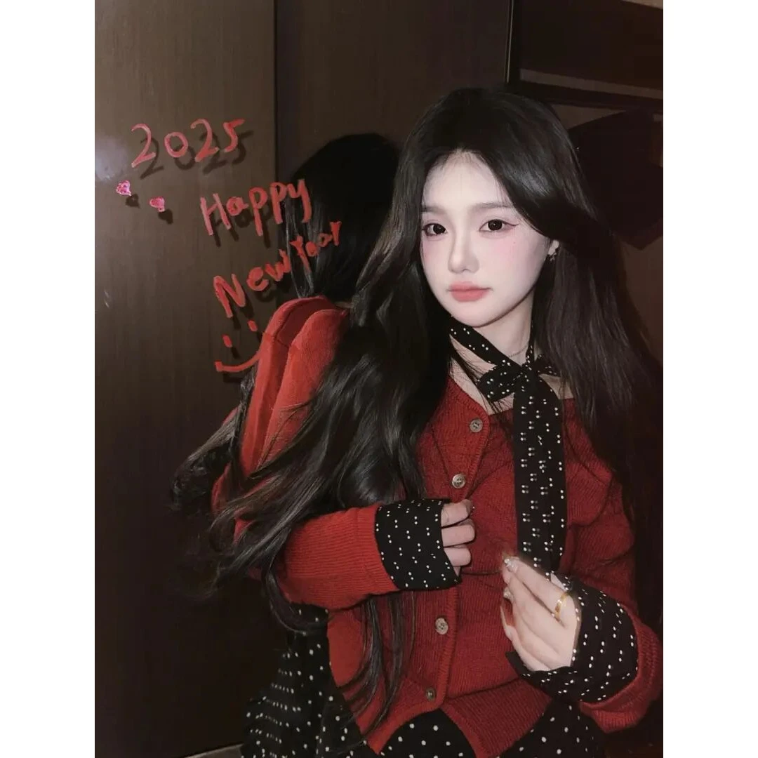 韩系穿搭早春红色感V领袖口拼接针织开衫波点小香风半身短裙套装