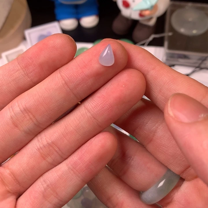 翡翠未镶嵌颈饰水滴