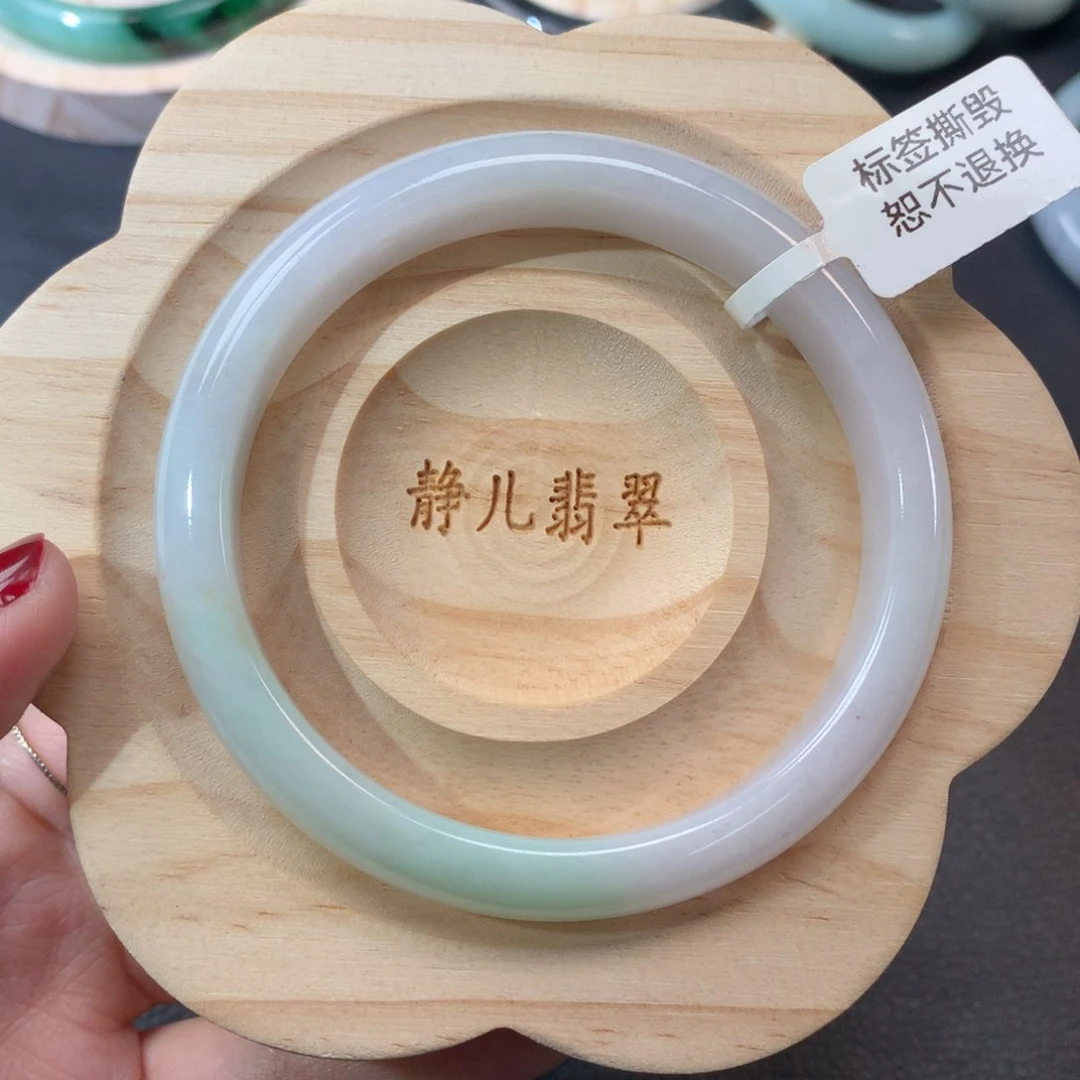 翡翠手镯未镶嵌60圈口