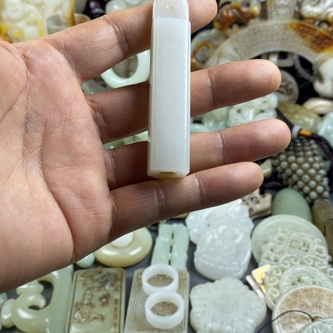 宝***儿和田玉（糖玉）未镶嵌颈饰