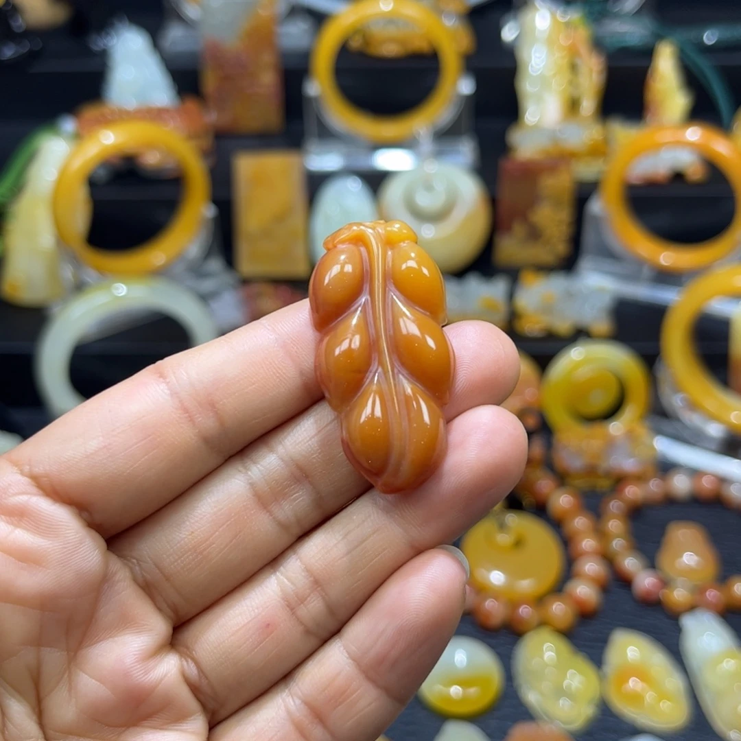 石英质玉（黄龙玉）未镶嵌颈饰