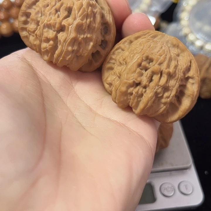 把件文玩核桃46左右微瑕白狮子，编号009