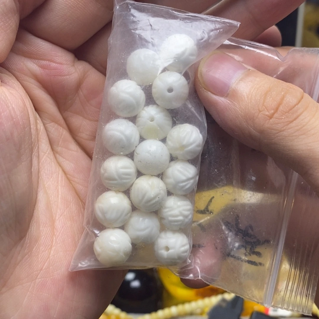 未镶嵌琥珀珠宝奇石