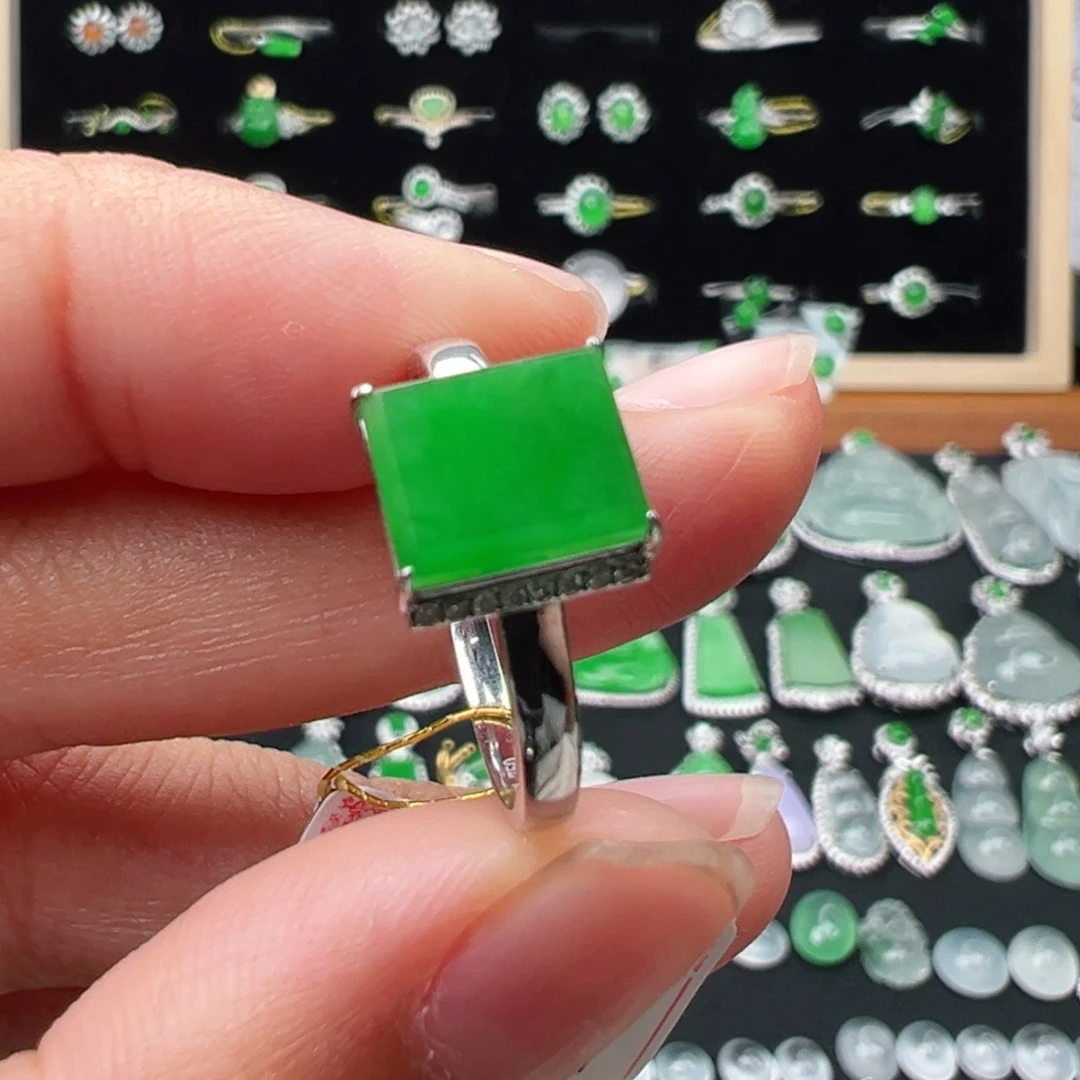 颈饰18K金镶嵌翡翠戒指