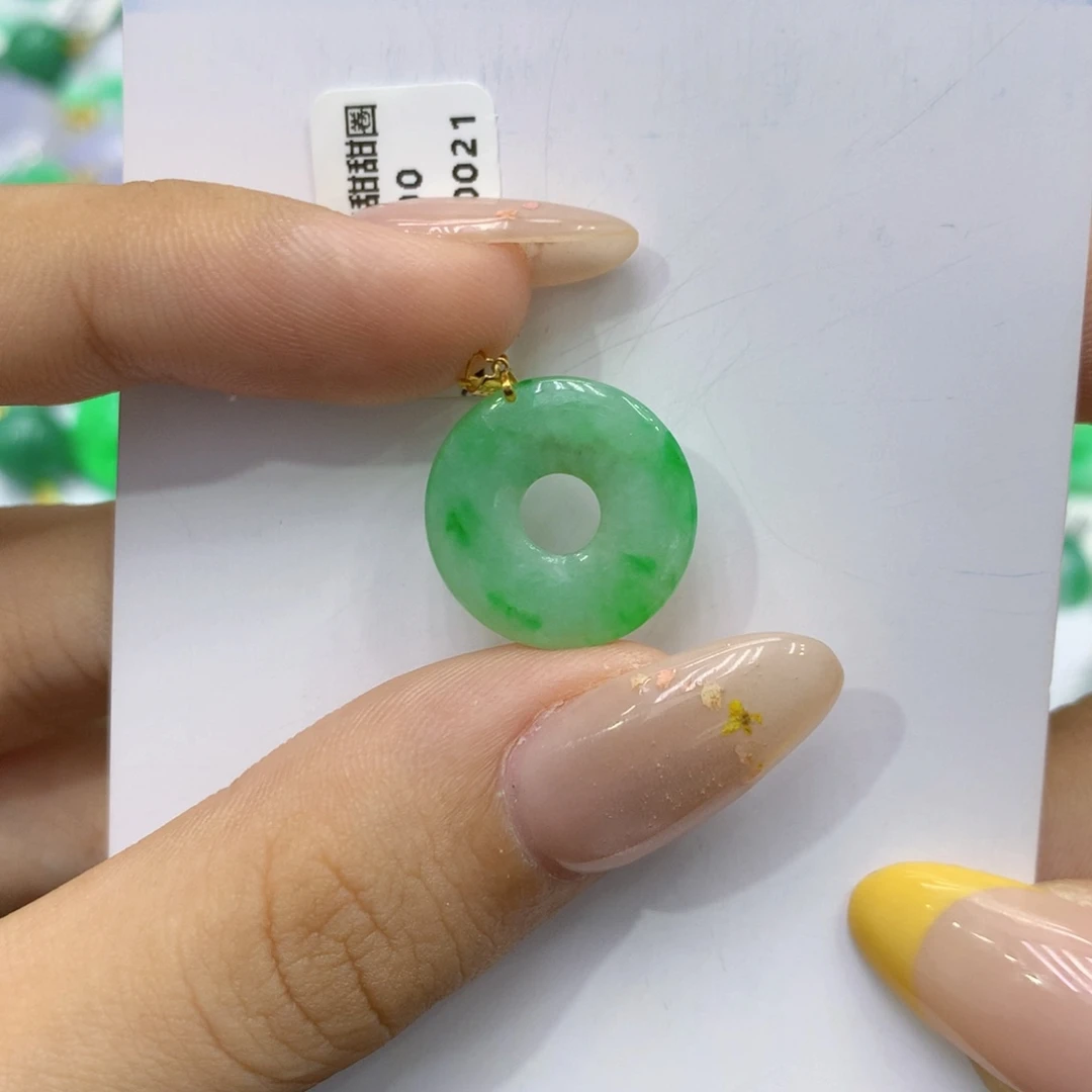 颈饰18K金镶嵌翡翠