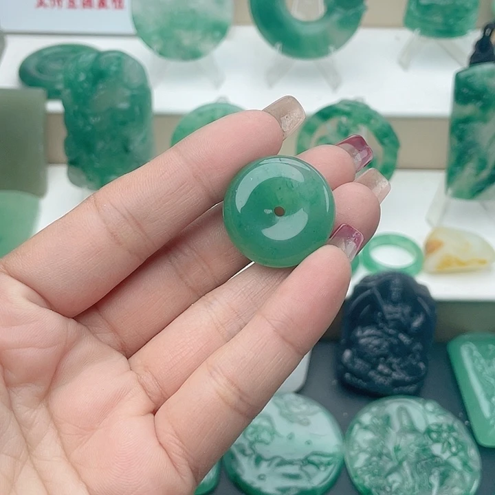 颈饰未镶嵌石英质玉