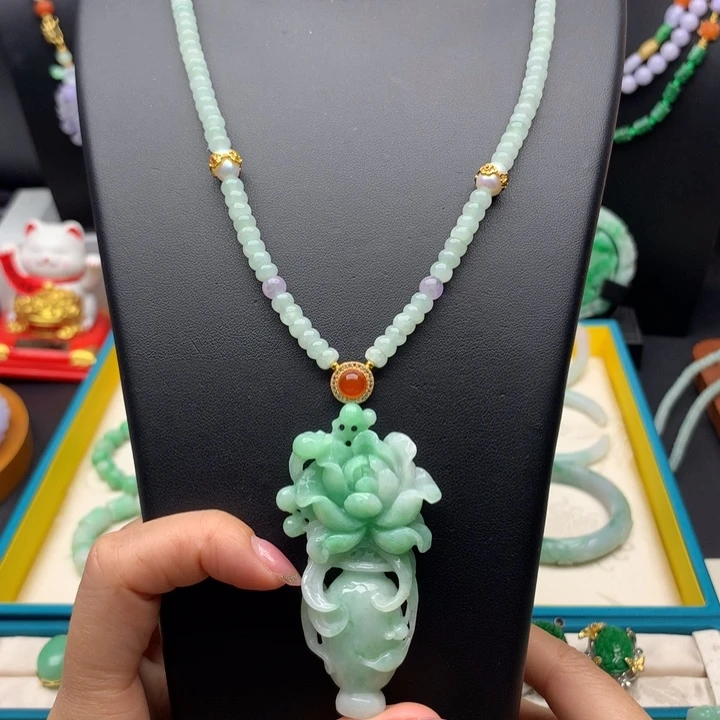 颈饰未镶嵌翡翠翡翠花瓶