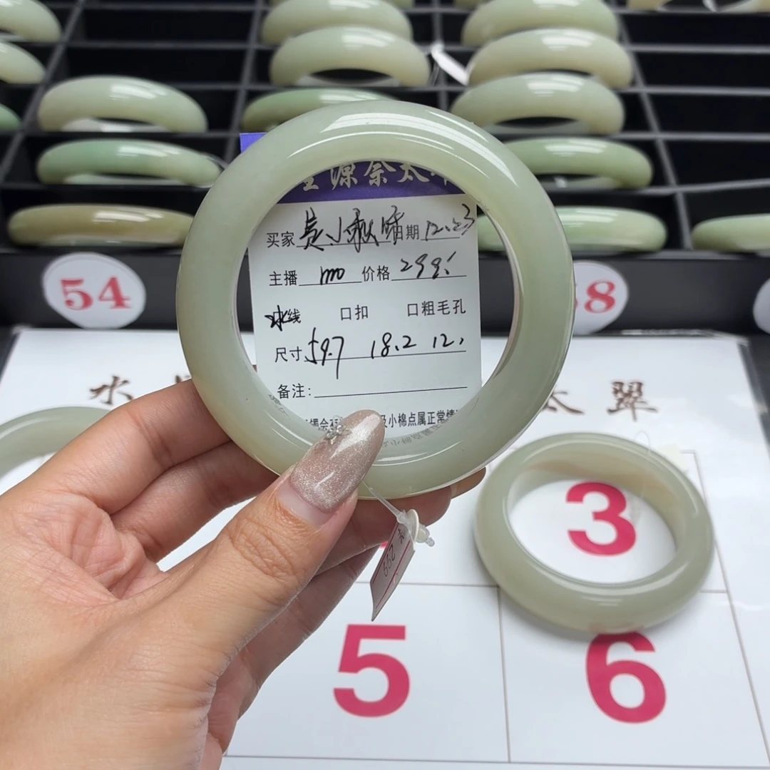 嘿***啊石英岩玉未镶嵌手镯