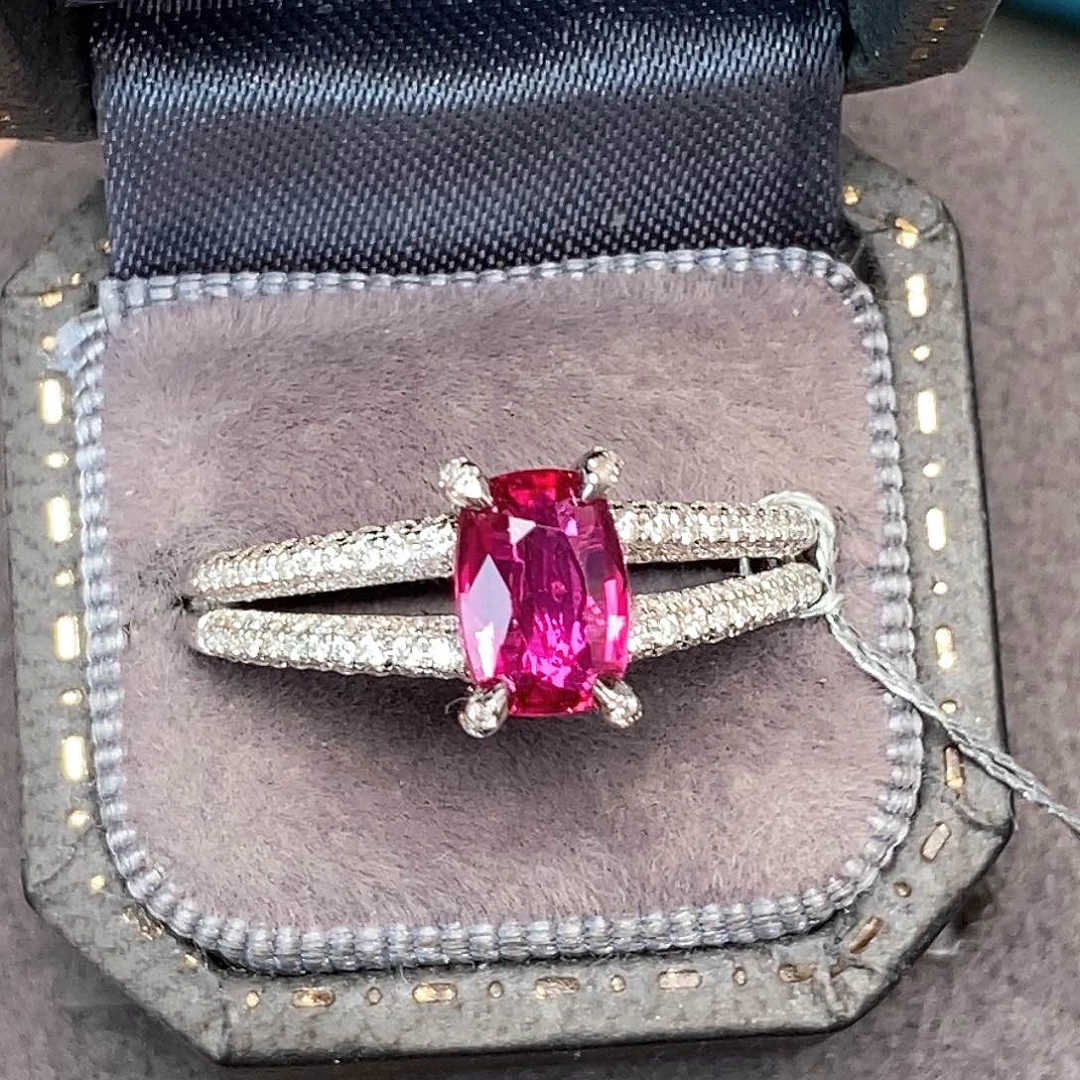 红宝石戒指18K金镶嵌1.04克拉