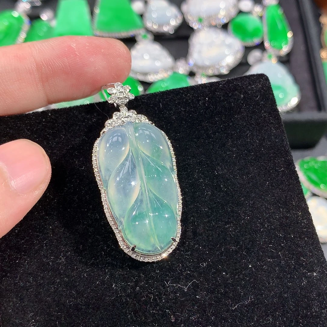 翡翠18K金镶嵌颈饰