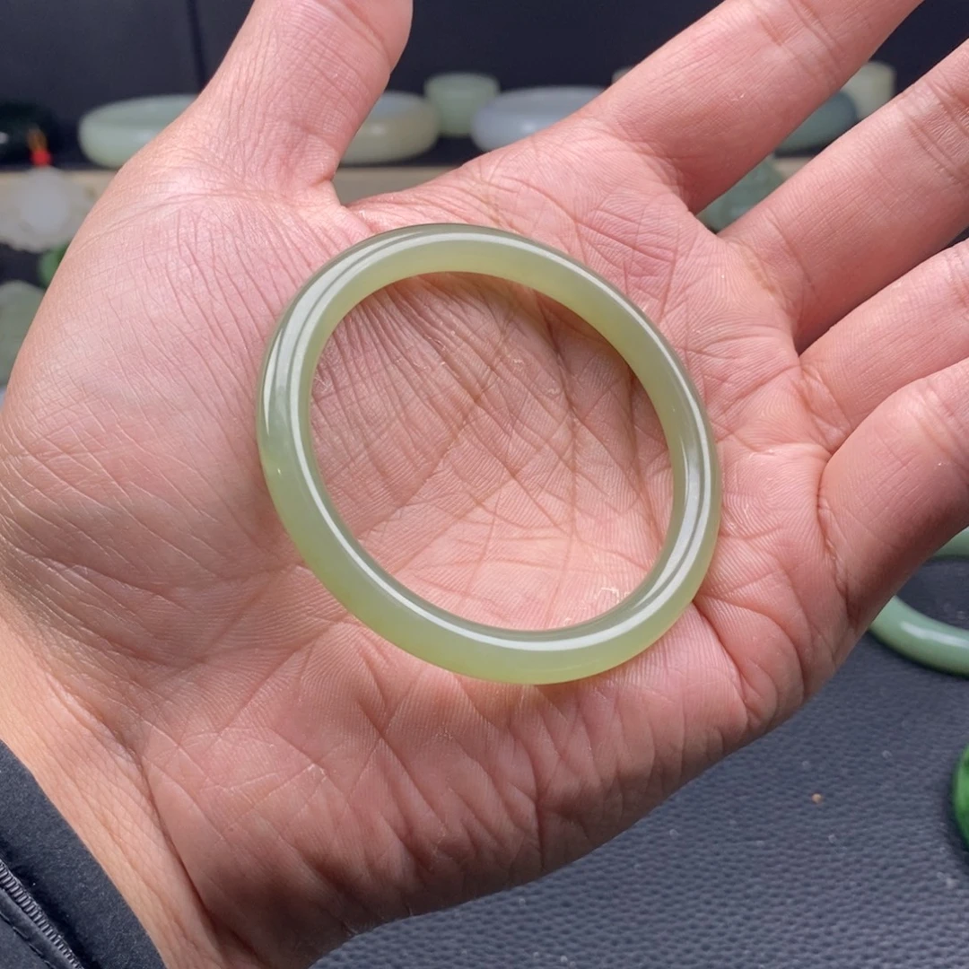 和田玉未镶嵌手镯