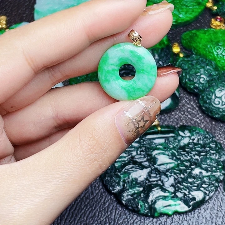 翡翠18K金镶嵌颈饰多样性