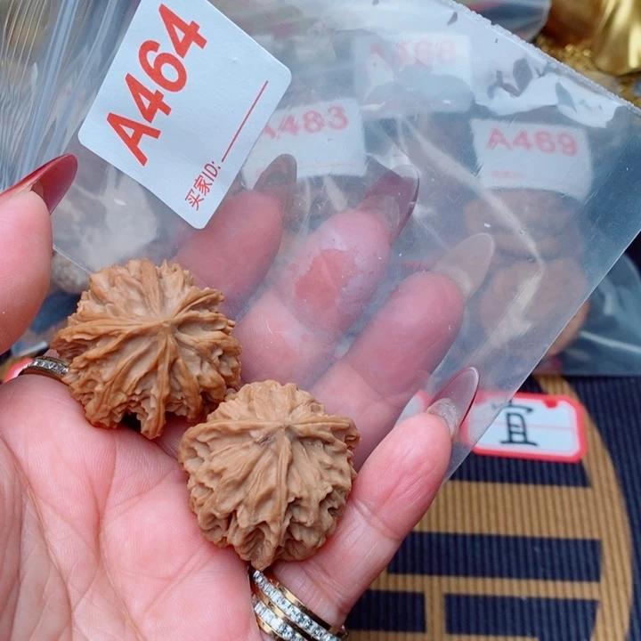 核桃把件三棱岐山34尺464号