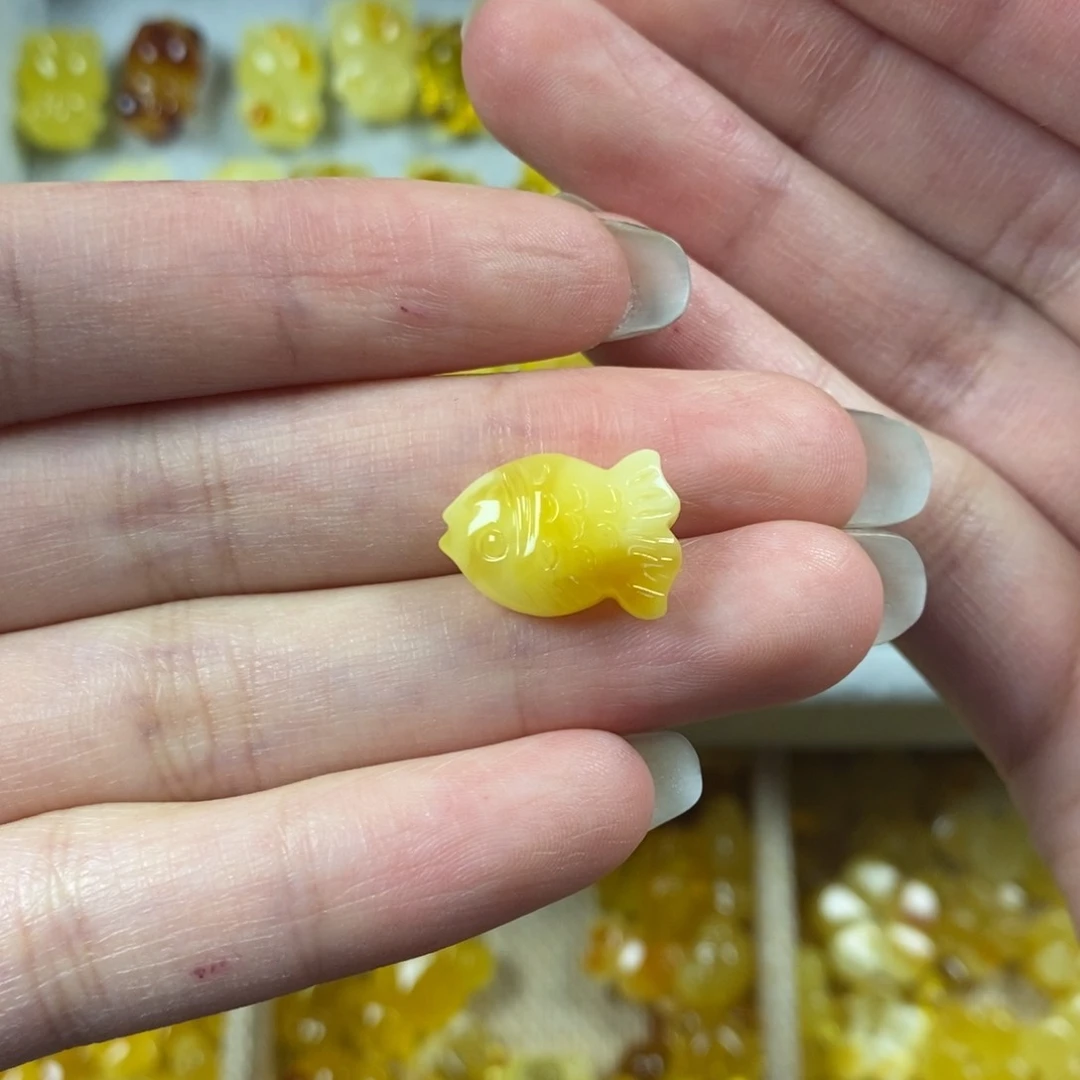 琥珀裸石未镶嵌鱼