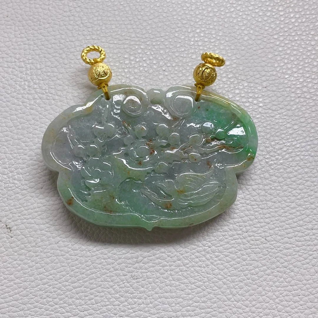 翡翠未镶嵌颈饰白加绿锁