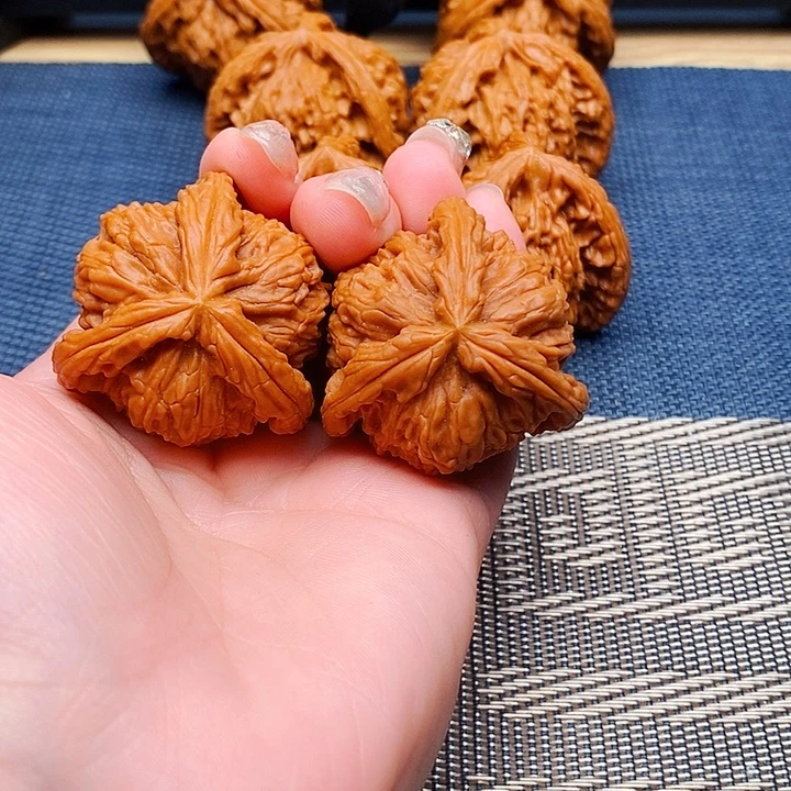 白***松文玩核桃吊坠三棱